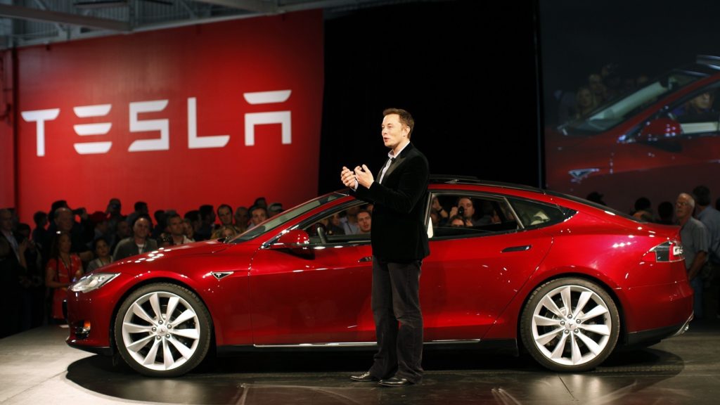 Tesla: Μπορεί να έκανε ρεκόρ πωλήσεων το 2018, αλλά απολύσει 3.150 εργαζόμενους