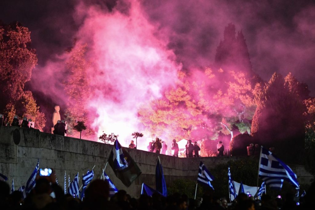 Επεισόδια στο Σύνταγμα – Χημικά στην πλαϊνή είσοδο της Βουλής (Photos)