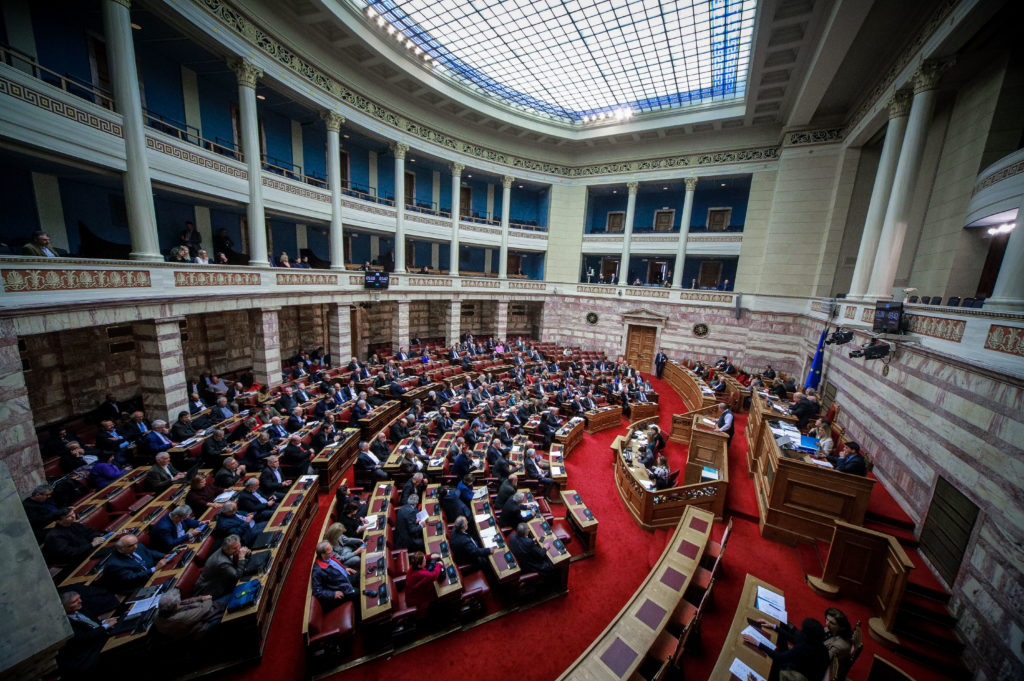 Σε εξέλιξη η ψηφοφορία στη Βουλή για τη Συμφωνία των Πρεσπών – Live