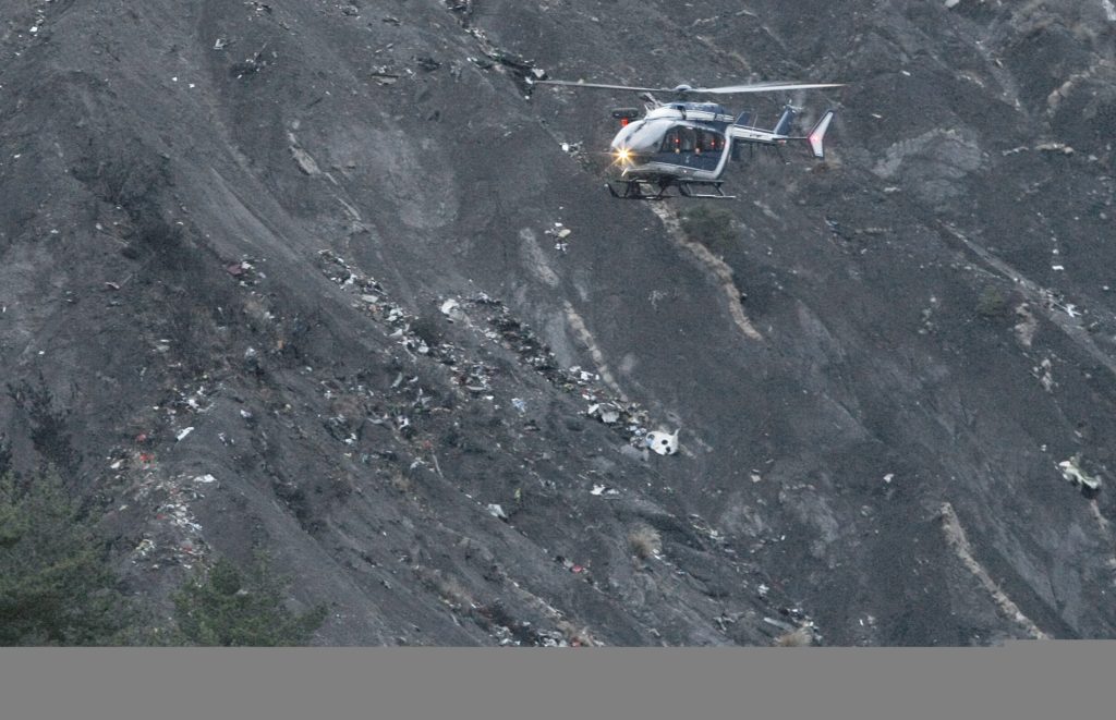 Σύγκρουση αεροπλάνου με ελικόπτερο στις Άλπεις – Πέντε νεκροί