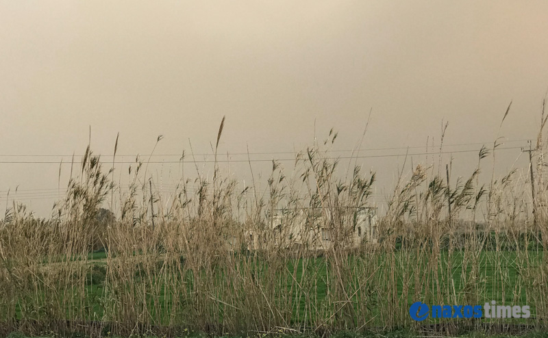 «Πνίγηκε» στη σκόνη και τη λασποβροχή η Νάξος (Photos-Video)