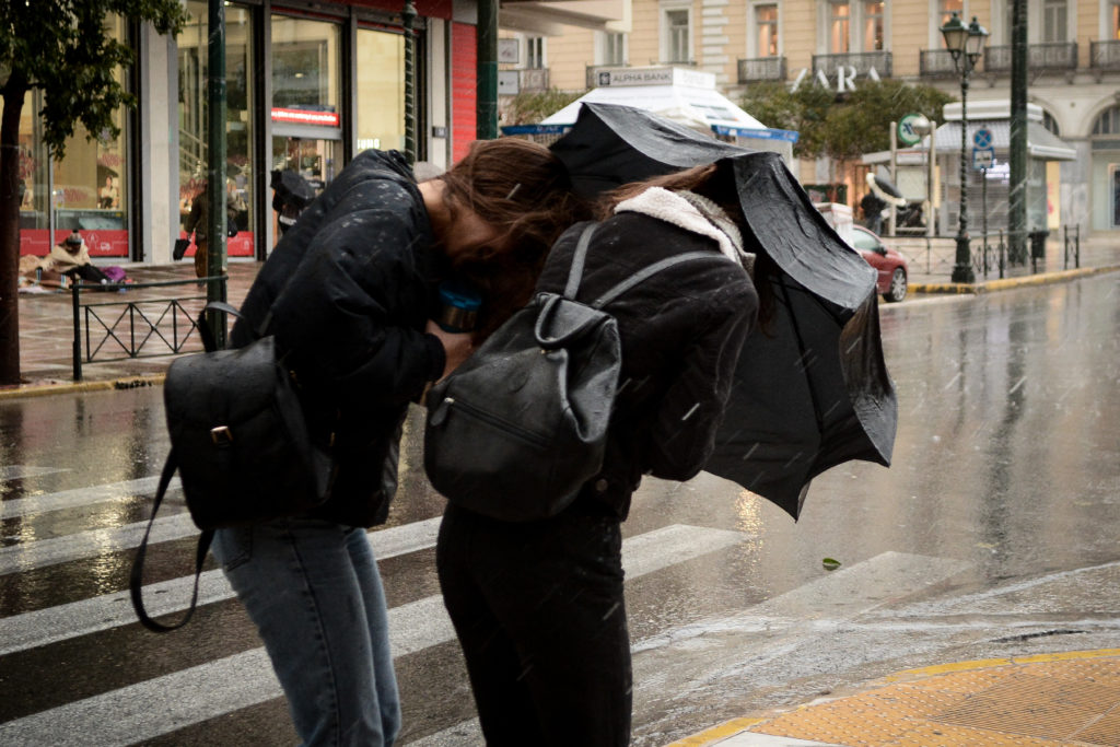 Υποχωρεί ο Φοίβος, παραμένουν οι βροχές και τα χιόνια σε χαμηλά υψόμετρα (Video)