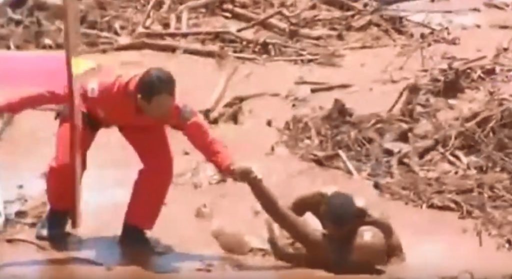 Βραζιλία: Σοκαριστικές εικόνες διάσωσης ανθρώπων από τις λάσπες ορυχείου – Δέκα νεκροί, 150 αγνοούμενοι (Photos+Videos)