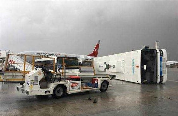 Τουρκία: Ανεμοστρόβιλος ανέτρεψε λεωφορείο που μετέφερε επιβάτες σε αεροσκάφος! (Photos+Video)
