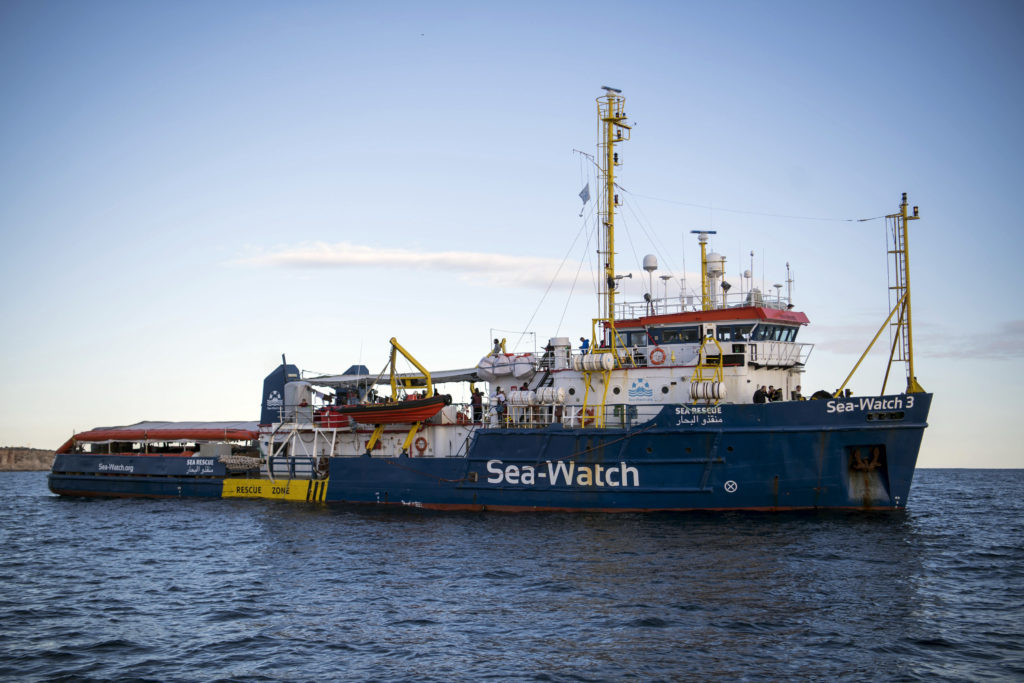 Στα ανοιχτά των Συρακουσών με 47 μετανάστες παραμένει το Sea Watch