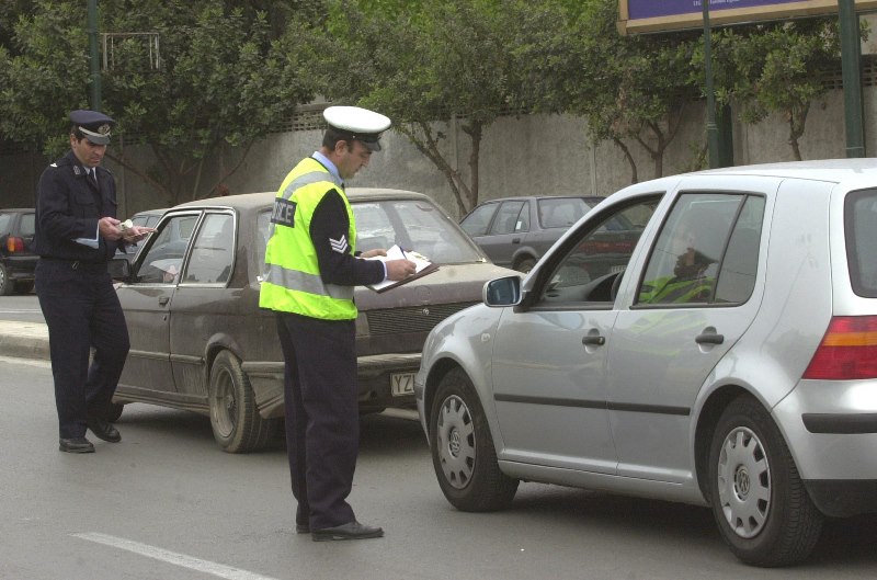 Πέλλα: Έλληνες μάλωσαν με Σκοπιανό στα φανάρια και του έβγαλαν τις… πινακίδες