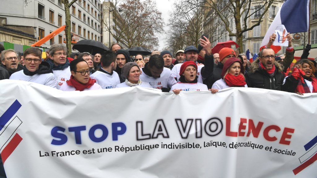 Γαλλία: «Φουλάρια κόκκινα» αλλά όχι με την…επανάσταση! – Η απάντηση στα Κίτρινα Γιλέκα; (Photos+Video)