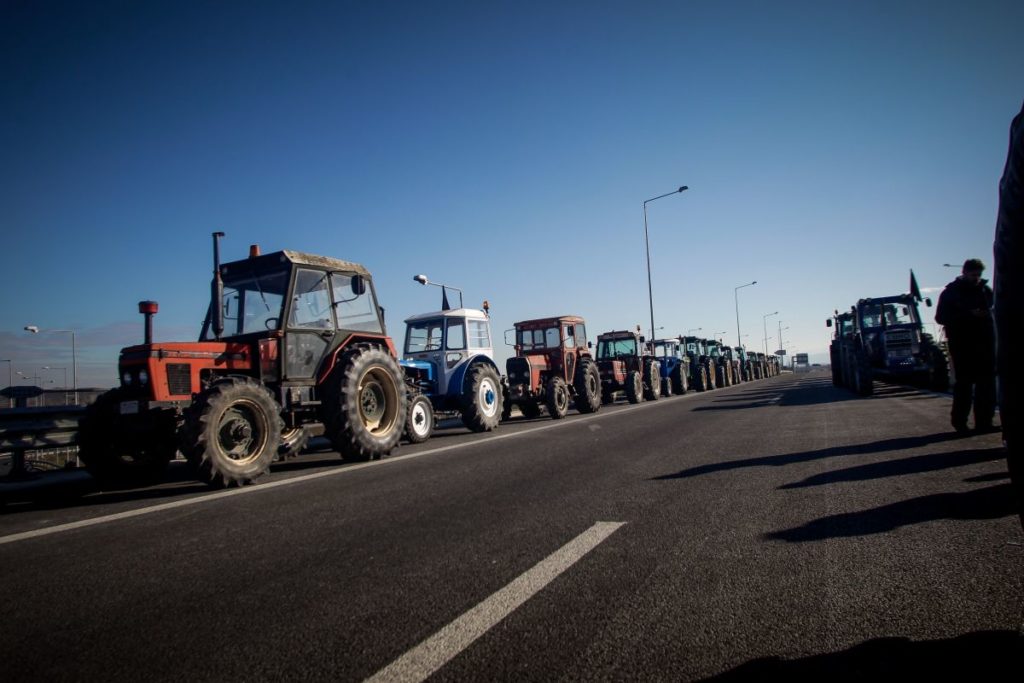 Και πάλι στους δρόμους οι αγρότες: Έκλεισαν την Εθνική Οδό Αθηνών-Θεσσαλονίκης (Video)