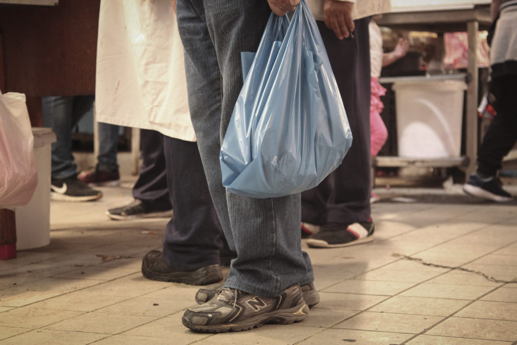 Μειώθηκε κατά 80% το 2018 η χρήση πλαστικής σακούλας στα σούπερ μάρκετ