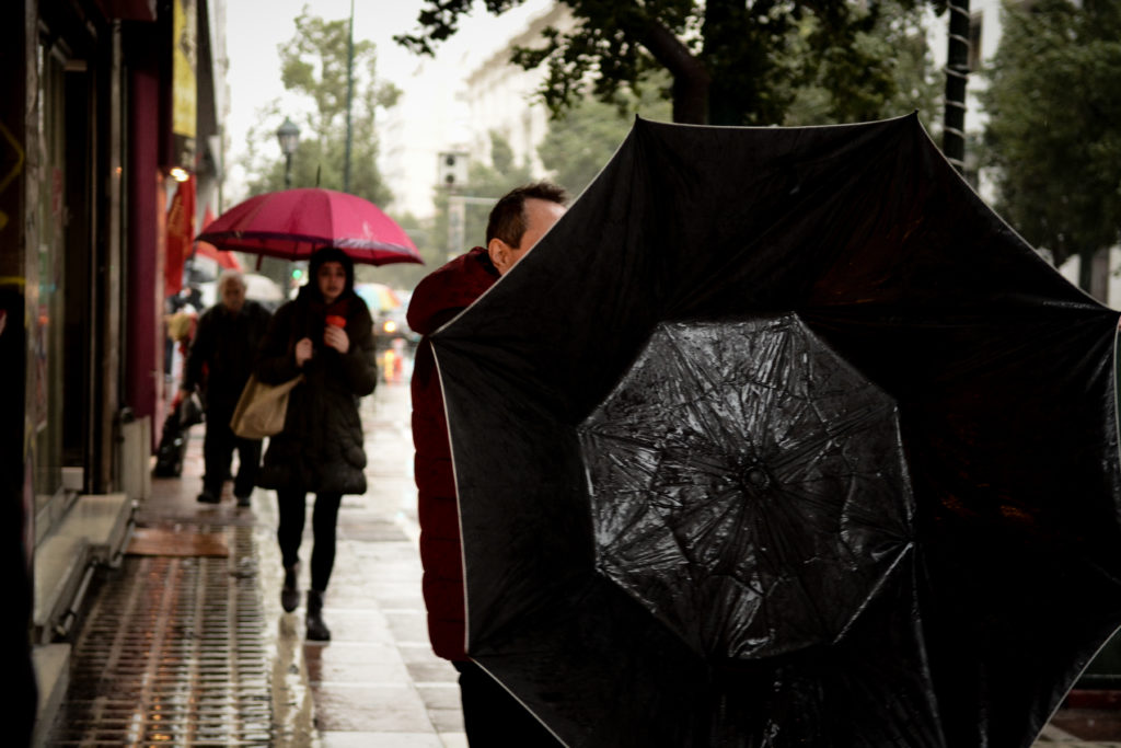 «Κύματα» βροχοπτώσεων και αφρικανική σκόνη μέχρι και την Πέμπτη –  Που θα χτυπήσει η κακοκαιρία