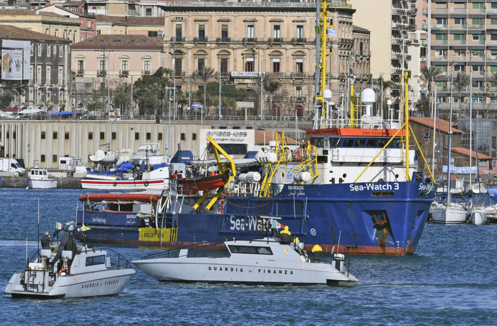 Ιταλία: Αποβιβάζονται στην Κατάνη οι μετανάστες που επιβαίνουν στο πλοίο Sea Watch 3 (Photos)