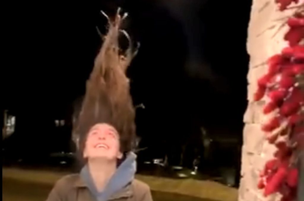 Απίστευτο: Πάγωσαν τα λουσμένα μαλλιά της από το πολικό ψύχος στις ΗΠΑ (Video)