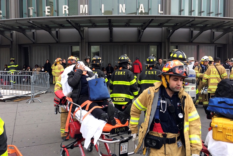 Μπρούκλιν: Πάνω από 100 οι τραυματίες σε εκτροχιασμό τρένου (Photos & Videos)