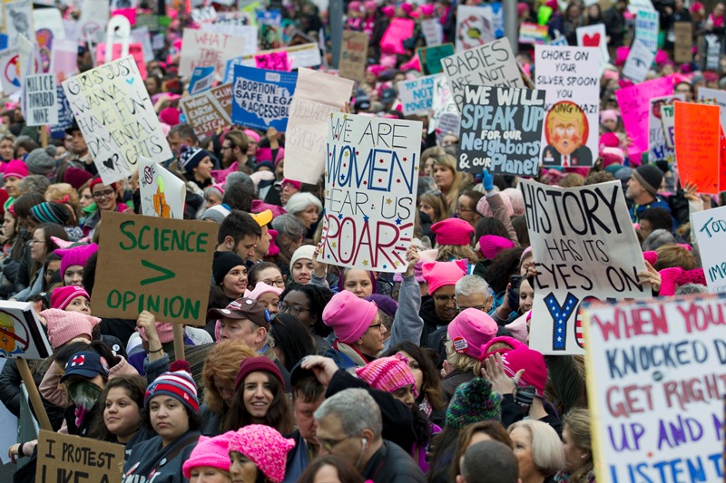 Χιλιάδες γυναίκες, φορώντας τα pussyhat, διαδηλώνουν στην Ουάσινγκτον