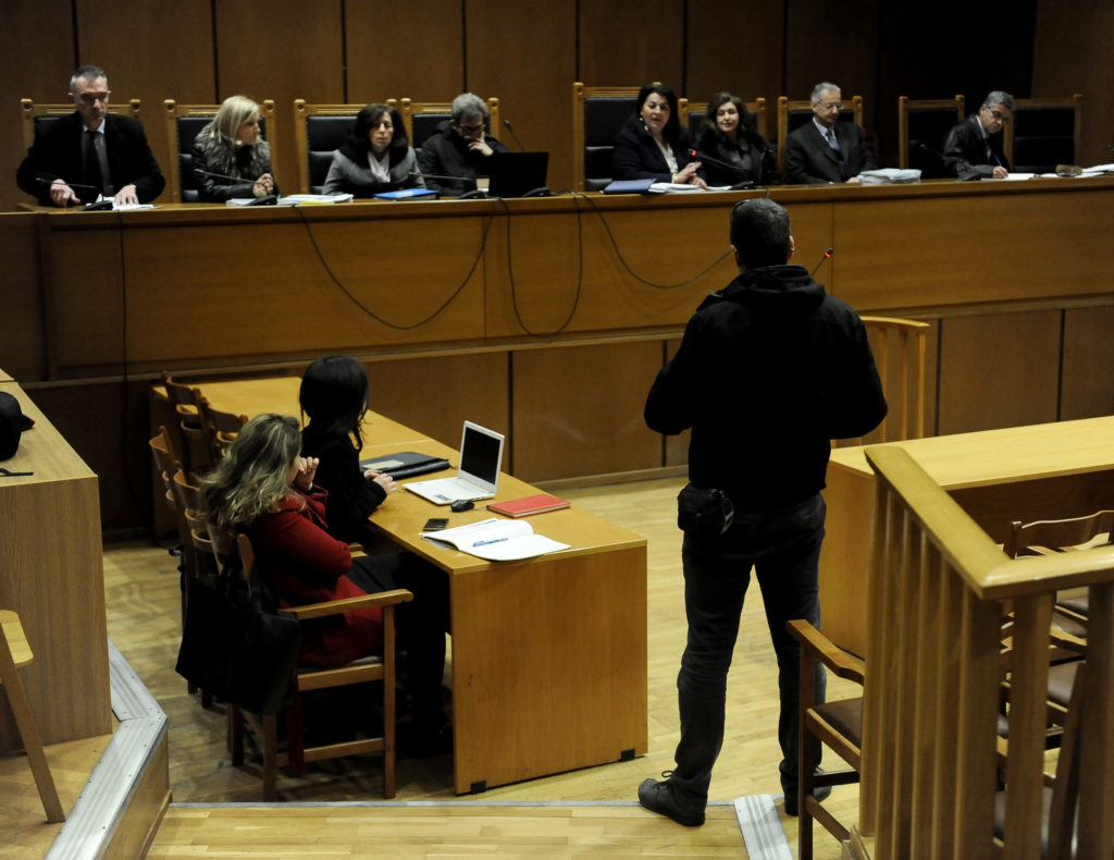 Δίκη Χρυσής Αυγής: Επίθεση από χρυσαυγίτες περιέγραψε δημοσιογράφος