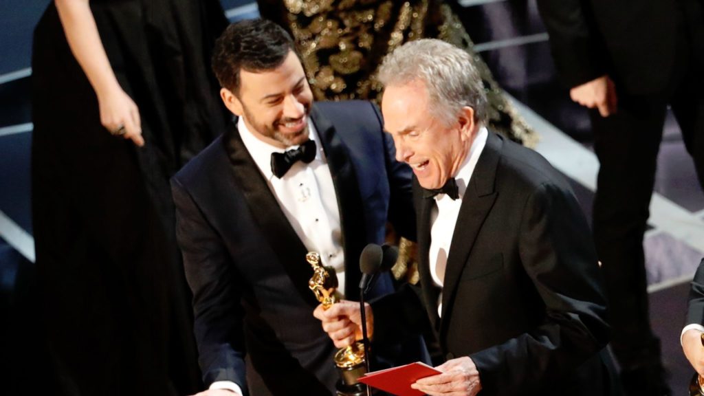 Oscar: Δείτε τις photo που δείχνουν πώς έγινε η ιστορική γκάφα στην τελετή απονομής (Video και Photos)