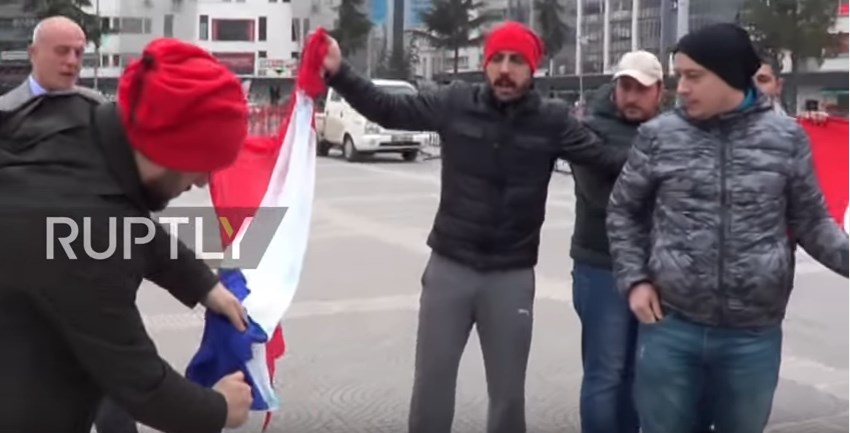 Σούπερ γκάφα Τούρκων: Έκαψαν τη γαλλική σημαία επειδή νόμιζαν ότι ήταν ολλανδική! (Video)