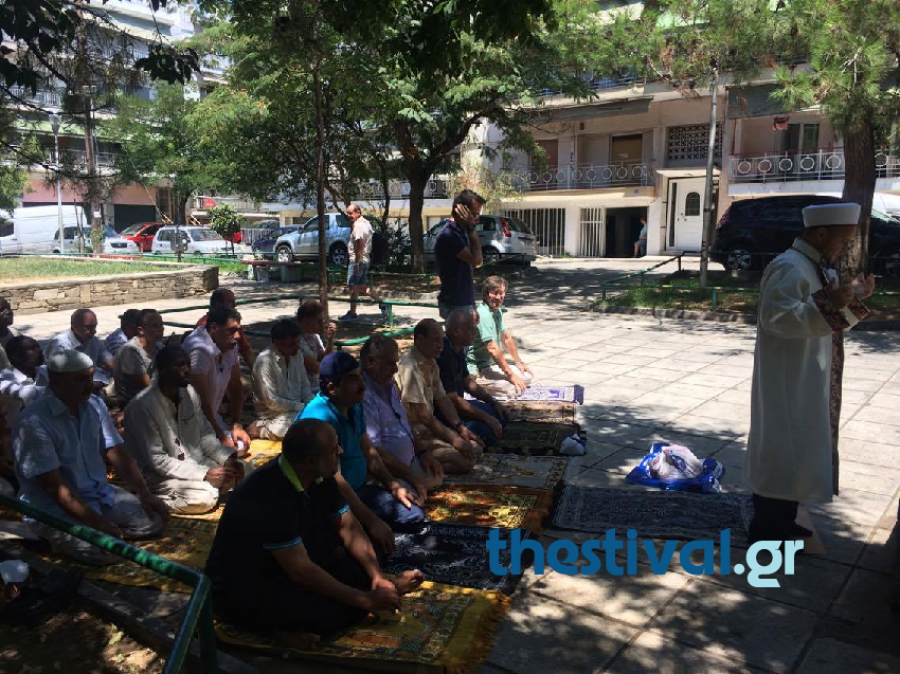 Θεσσάλονικη: Δημόσια προσευχή μουσουλμάνων – Ζητούν χώρο θρησκευτικής λατρείας