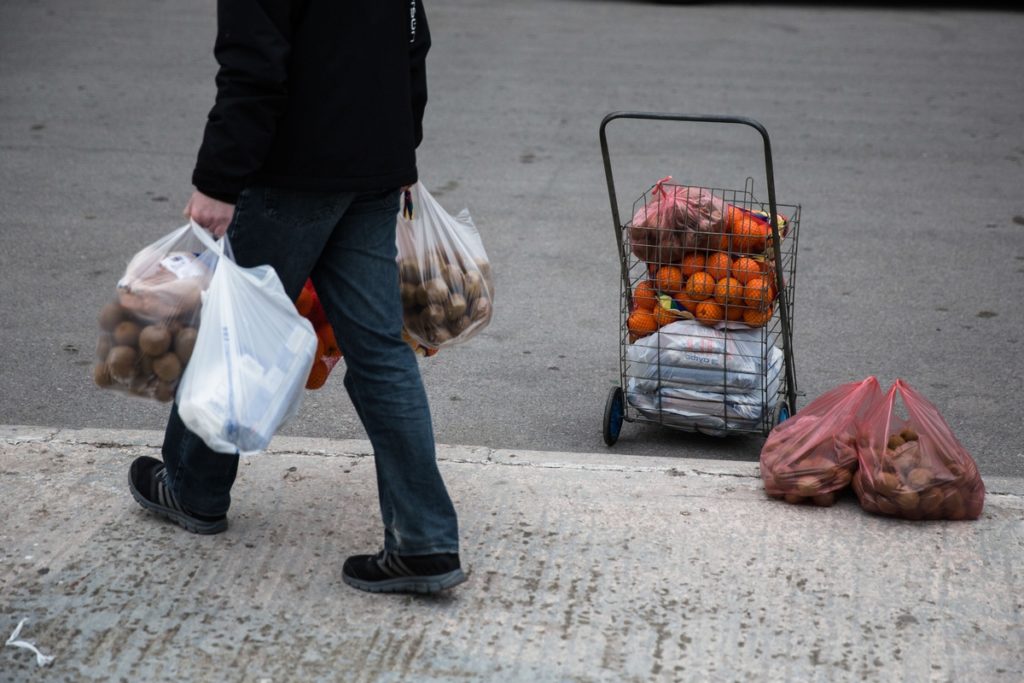 Παρελθόν οι δωρεάν πλαστικές σακούλες – Πόσο θα χρεώνονται, τι αλλάζει στους πάγκους των σούπερ-μάρκετ