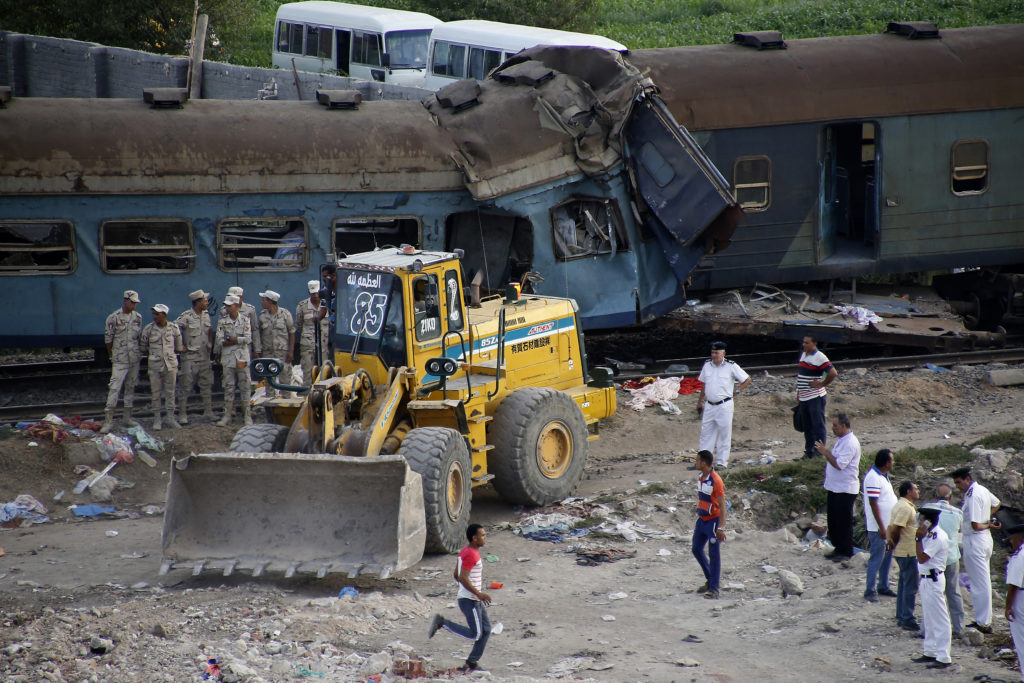 Αίγυπτος: 41 οι νεκροί από τη σύγκρουση των τρένων (Photos και Video)