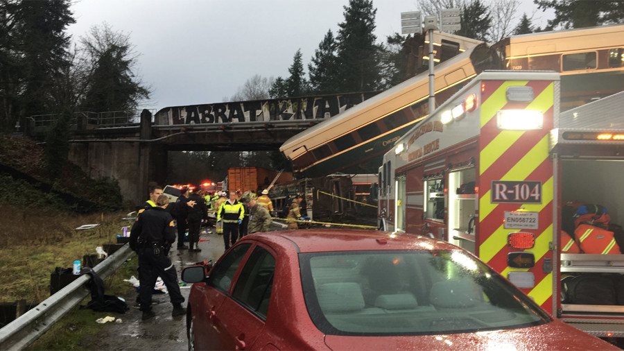 Νεκροί και τραυματίες από εκτροχιασμό τρένου στην Ουάσινγκτον – Έπεσε από γέφυρα σε αυτοκινητόδρομο (Photos/Videos)