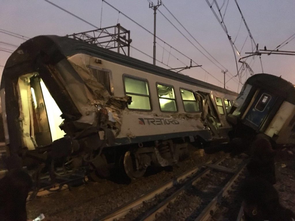 Τέσσερις νεκροί και δεκάδες τραυματίες από εκτροχιασμό τραίνου στο Μιλάνο (Photos)