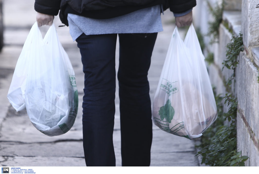 Τεράστια μείωση της χρήσης πλαστικής σακούλας τον Ιανουάριο – Έως και 80% στα σούπερ μάρκετ!