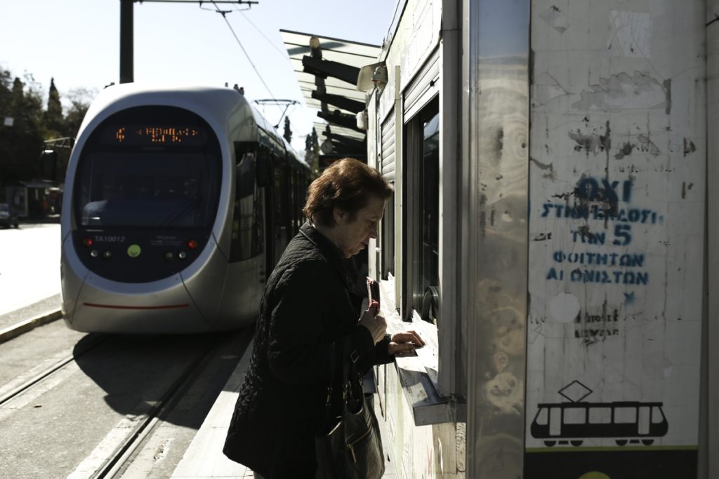 Απίστευτο κι όμως ελληνικό: Πάρκαρε χαλαρά πάνω στις γραμμές του τραμ (Photo)