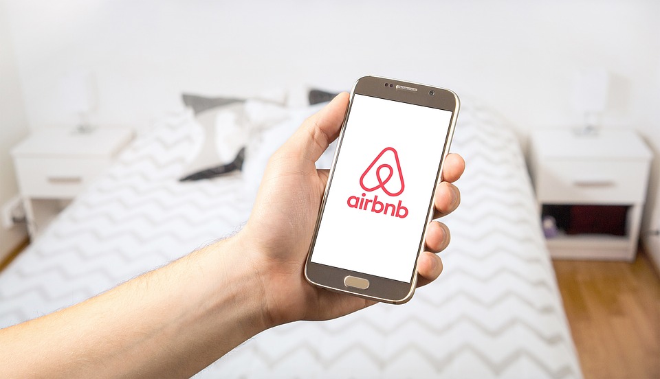 Airbnb: Δηλώστε τα ακίνητα έως τις 28 Φεβρουαρίου αλλιώς …πρόστιμο