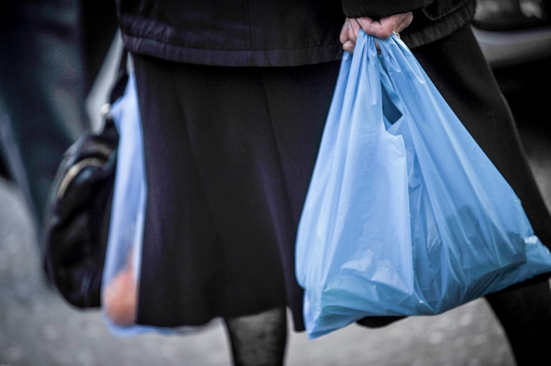 Θεαματική μείωση στη χρήση πλαστικής σακούλας – Έσοδα στο Δημόσιο