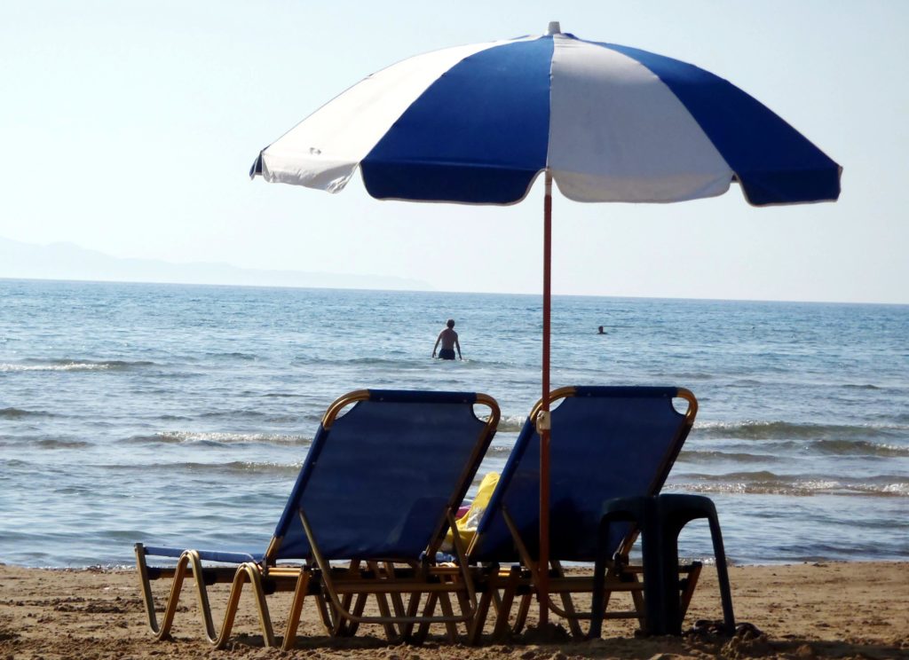 Τι ισχύει για ομπρέλες, ξαπλώστρες και ελεύθερη πρόσβαση στις παραλίες