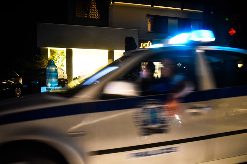 Θρίλερ με άνδρα που βρέθηκε μαχαιρωμένος στο κέντρο της Αθήνας – Εξέπνευσε λίγο αργότερα