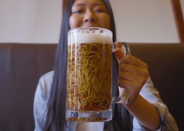 Μπύρα -Νούντλς  – Όταν το σερβίρισμα ξεπερνά κάθε φαντασία (Video)