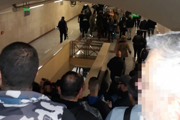 Nαζιστικό σόου τρόμου και απειλών στο σταθμό Μοναστηράκι από τάγμα εφόδου της Χρυσής Αυγής (Video)