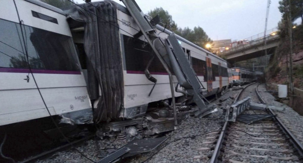 Βαρκελώνη: Ένας νεκρός και 49 τραυματίες μετά από εκτροχιασμό τρένου (Photos)