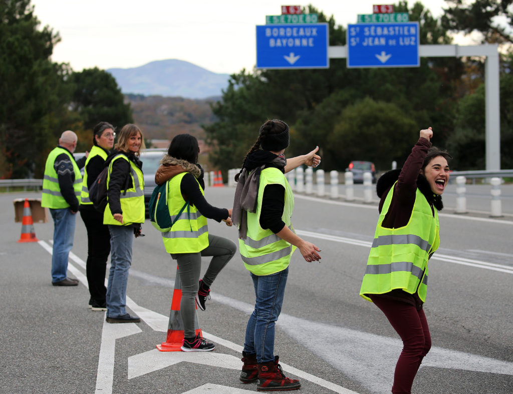 Νίκησαν τα «κίτρινα γιλέκα» – Ο Μακρόν ετοιμάζει «πάγωμα» της αύξησης στα καύσιμα