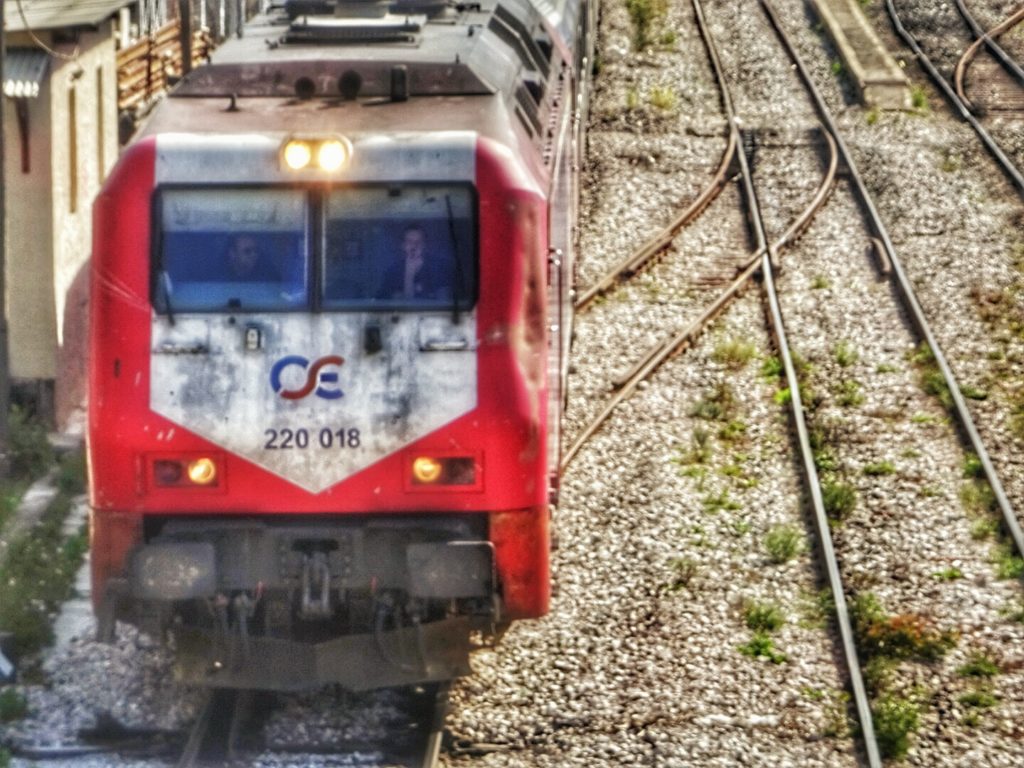 Εκτροχιάστηκε τρένο στο Πλατύ Ημαθίας – Μόνο υλικές οι ζημιές