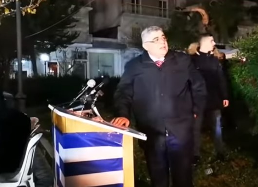 «Γιούχα» στον Μιχαλολιάκο στο Άργος – Αποκάλεσε «κρατικά σκουλήκια» τους αστυνομικούς που τον προστάτευαν (Video)
