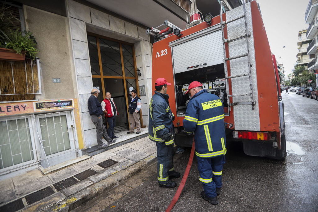 Πυρκαγιά σε διαμέρισμα στην Καλλιθέα – Ένας άνδρας στο νοσοκομείο