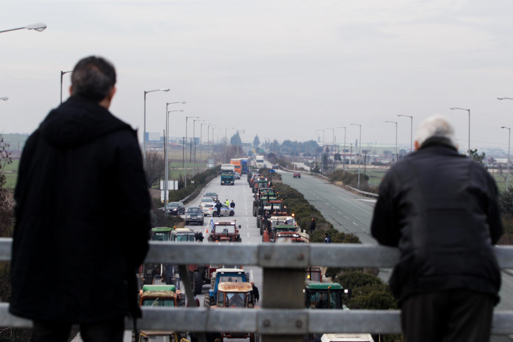 Κλειστή και στα δύο ρεύματα η Εθνική στο ύψος της Λάρισας από τους αγρότες