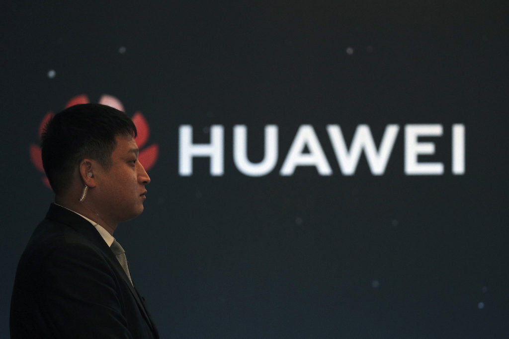 Οι ΗΠΑ «τα βάζουν» με την Huawei και προκαλούν την οργή της Κίνας