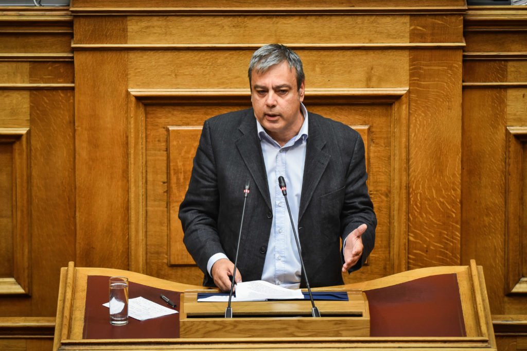 Βερναρδάκης: Δεν διαλύονται οι Κοινοβουλευτικές Ομάδες των κομμάτων που έχασαν τους βουλευτές τους