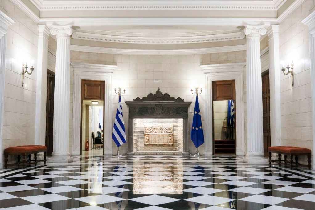 To Μέγαρο Μαξίμου απαντά σε Στουρνάρα: Σεβόμαστε την Τράπεζα της Ελλάδας – Σεβασμός όμως χρειάζεται από όλες τις πλευρές