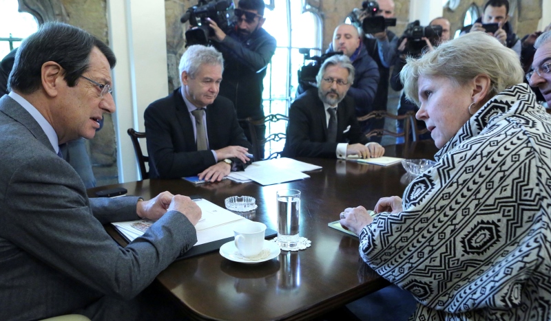 Κύπρος: Επανακάμπτει η Τζέιν Λουτ για νέες συνομιλίες με Αναστασιάδη-Ακιντζί