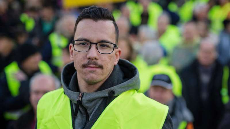 Γιάννης Σάκκαρος: Ο 26χρονος Έλληνας – ηγέτης των Κίτρινων Γιλέκων στη Γερμανία