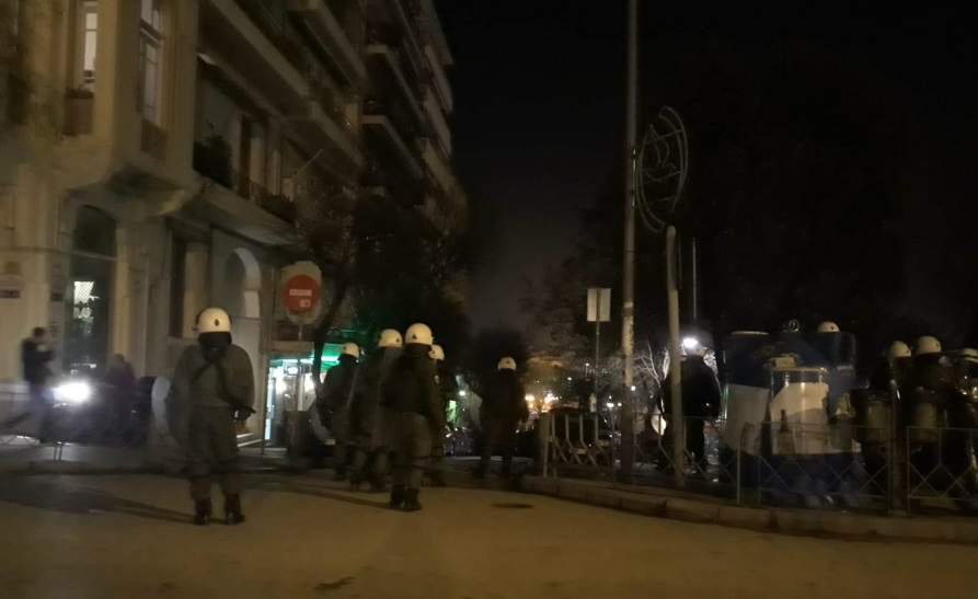 Ένταση και δύο συλλήψεις στην κοινή συγκέντρωση αναρχικών από Ελλάδα και ΠΓΔΜ στη Θεσσαλονίκη (Video)
