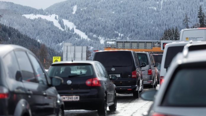 Ιταλία: Χιλιάδες οχήματα ακινητοποιημένα σε αυτοκινητόδρομο εξαιτίας του χιονιού (Photos+Video)
