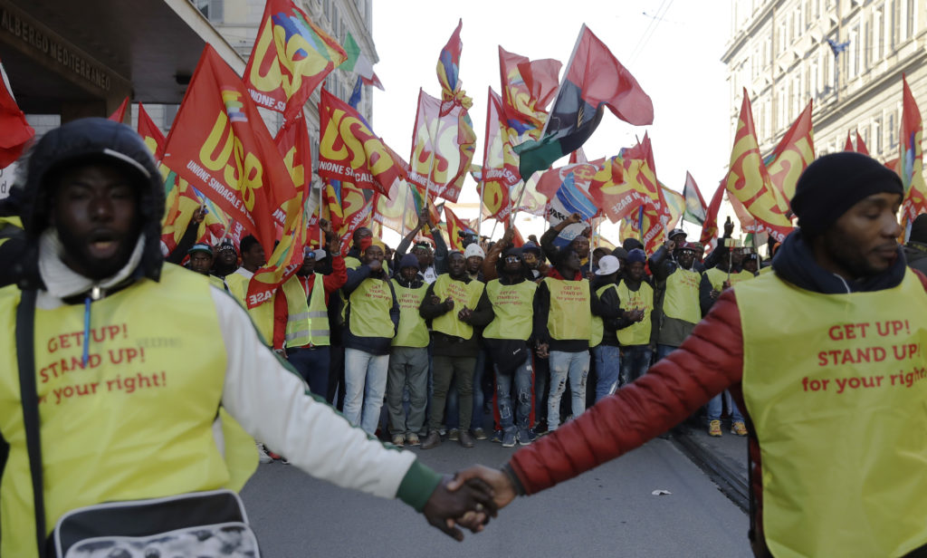 Μαζικές συγκεντρώσεις σε 300 ιταλικές πόλεις υπέρ των προσφύγων