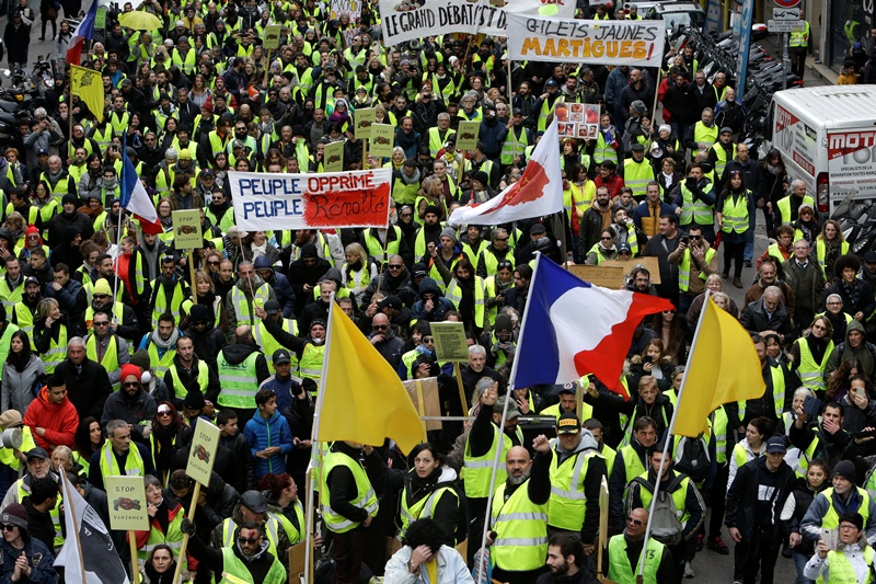 Γαλλικός Τύπος: Ο Μακρόν ετοιμάζεται να βάλει τέλος στα «Κίτρινα Γιλέκα» με δημοψήφισμα