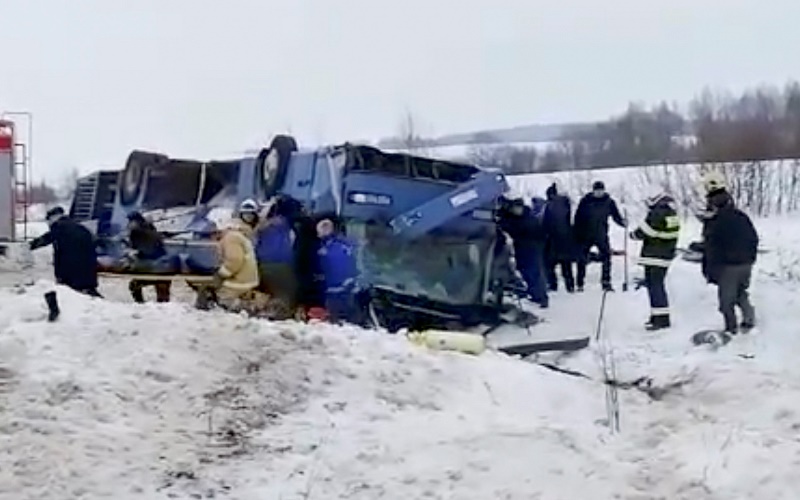 Ρωσία: Τουλάχιστον 7 νεκροί, μεταξύ τους 4 παιδιά, σε ανατροπή λεωφορείου στην Καλούγκα